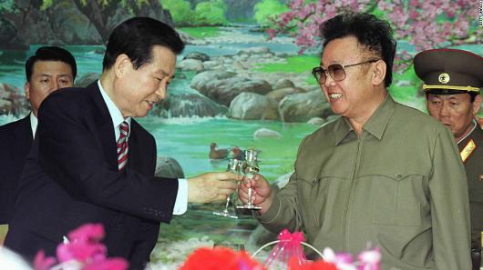 韓国の金大中大統領（左）と金宇総書記＝２０００年６月