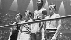 カシアス・クレイ（後のモハメド・アリ）は１９６０年のローマ五輪に参加し、ボクシングのライトヘビー級で金メダルを獲得した