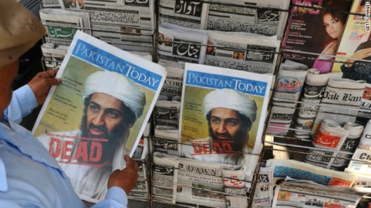 ビンラディン容疑者の死亡を伝えるパキスタンの新聞＝２０１１年５月３日