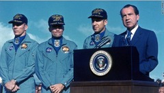 ニクソン大統領は１９６９年の大統領就任直後に米宇宙探査計画の次の段階を決める作業部会を立ち上げた。写真は１９７０年に撮影されたニクソン大統領と宇宙飛行士たち