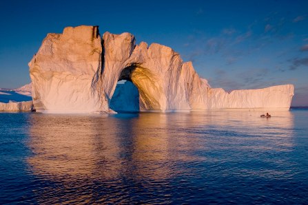 ディスコ湾（グリーンランド）　 夏も解けない巨大な氷山の間を、観光船が通り抜けていく　(C)Uri Golman/Greenland Tourism
