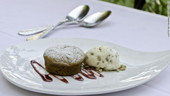 デザートの例。ローズマリー風味のカボチャケーキに松の実のアイスクリームとクランベリーキャラメルソースを添えた一皿