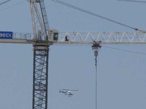 男が立てこもったクレーン＝米テキサス州ダラス近郊の南メソジスト大学