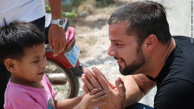 リッキー・マーティンさん（右）は子どもの人権を守る活動を続けている（写真提供：Ricky Martin Foundation）