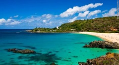 ワイメア湾は夏の間、波が静かで海水浴にぴったりだ 写真：TOR JOHNSON/HAWAII CVB