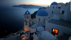 イアの町の端まで歩き、エーゲ海に沈む夕日を眺める。島での１日を締めくくる最高のひとときになるだろう