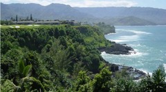 ハワイ・カウアイ島北岸のセントレジス・プリンスビル・リゾート。３６００ヘクタールの広大な敷地から望むハナレイ湾の海と切り立つ崖の風景は、映画「南太平洋」の舞台にもなった