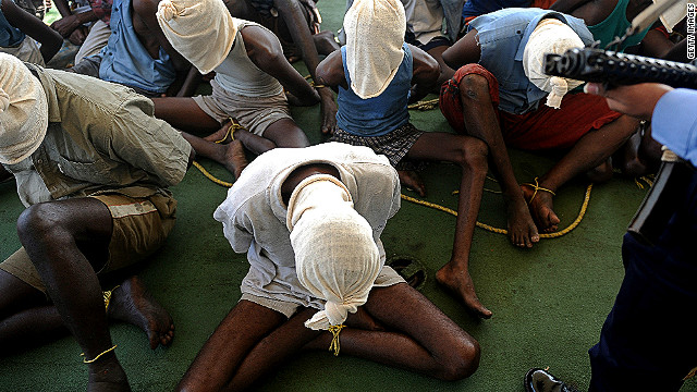 拘束され、インド沿岸警備隊の船舶に集められた海賊容疑者＝２０１１年２月１０日
