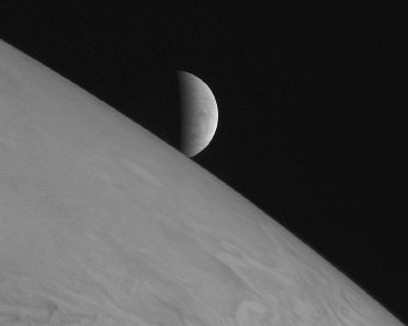 木星越しに現れるエウロパ（写真提供：ＮＡＳＡ）