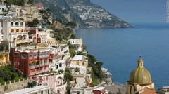 レ・シレヌーセ（イタリア南部ポジターノ）　独立したテラスやバルコニーがあり、海岸線を見渡せる　写真提供：Le Sirenuse