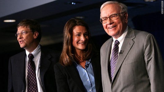 左からビル・ゲイツ氏、ゲイツ夫人のメリンダ・ゲイツ氏、ウォーレン・バフェット氏