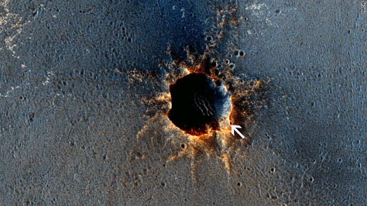 サンタマリア・クレーターに接近した火星探査機(矢印)。同クレーターで収集した情報から、水分の痕跡があることが判明した