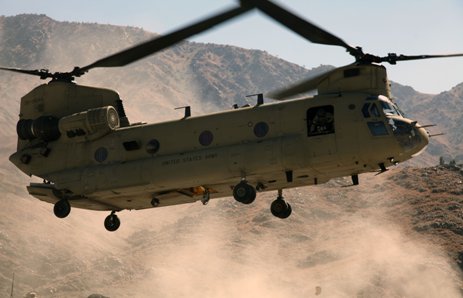 大型輸送ヘリ、ＣＨ４７チヌーク（米陸軍提供）