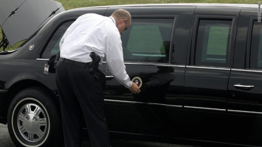 ブッシュ前大統領のリムジン車に大統領紋章を貼るシークレットサービス要員＝<br>２００５年６月撮影