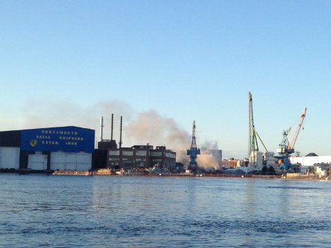 火災が発生したポーツマス海軍造船所＝Jean Mackin/WMUR提供