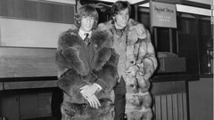 兄のバリー（右）さんと写真に納まるロビンさん＝１９６７年、ロンドン・ヒースロー空港