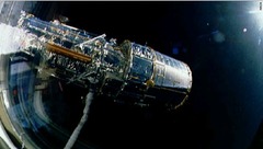 １９９０年に打ち上げられたハッブル宇宙望遠鏡は、打ち上げ直後に光学ミラーに不具合が発生し、シャトルの乗員が修理を行った