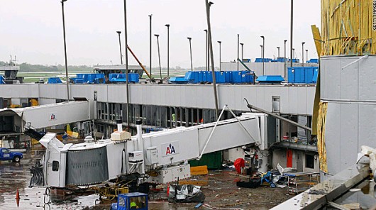 竜巻被害で崩壊したランバート・セントルイス国際空港の搭乗ブリッジ