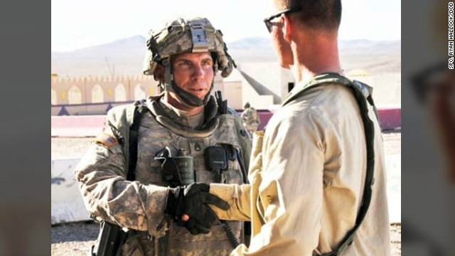 ロバート・ベールス二等軍曹（左）(C)Spc. Ryan Hallock/DOD