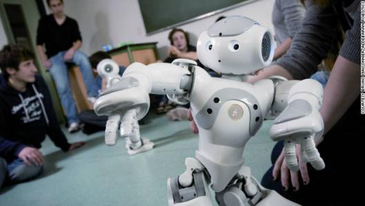 Ｎａｏ：仏アルデバラン・ロボティクス製。万能型のロボットで、進化し続けることが可能だという　写真提供：Bruno Maisonnier/Aldebaran Robotics