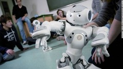 Ｎａｏ：仏アルデバラン・ロボティクス製。万能型のロボットで、進化し続けることが可能だという　写真提供：Bruno Maisonnier/Aldebaran Robotics