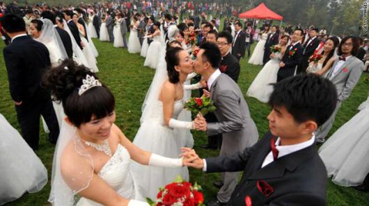 北京国家体育場で行われた合同結婚式。政府は結婚情報の一元管理化を進めている