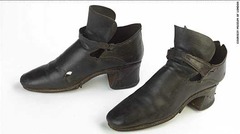 当時船乗りの間で流行した革靴。現在、海賊コスチュームの定番となっているこの海賊ブーツは、実際には乗馬用の靴だった