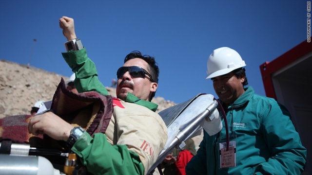 地下から救出され右手を掲げて喜びを示す作業員のペニャさん(C)Government of Chile