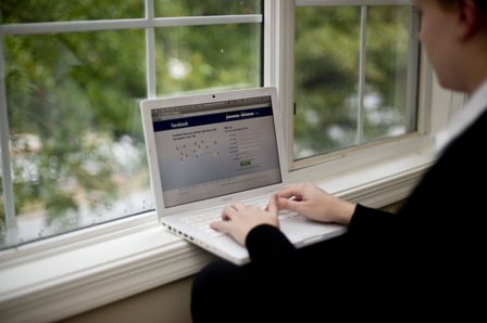 フェイスブックで国境を越えた平和のメッセージを