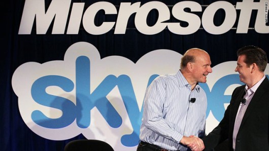 米マイクロソフトＣＥＯのスティーブ・バルマー氏（左）とスカイプＣＥＯのトニー・ベイツ氏