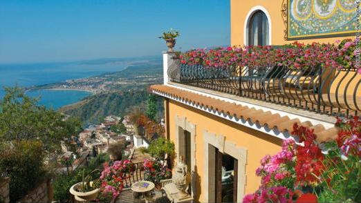 ５．ホテル・ビラ・ドゥカーレ（イタリア・シチリア島）　それぞれの客室に独立したバルコニーまたはテラスがあり、ジャルディーニ・ナクソス湾やエトナ山などが見渡せる