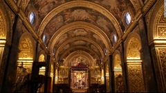 聖ヨハネ大聖堂。外観は簡素だが、内部にはバロック様式の装飾美が感じられる