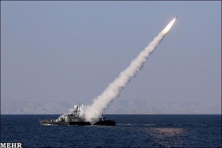 イランが１月にホルムズ海峡で実施した軍事訓練＝メヘル通信提供
