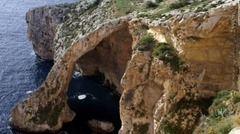 マルタ島南西部の「青の洞窟」。波が穏やかな日にはボートが出る