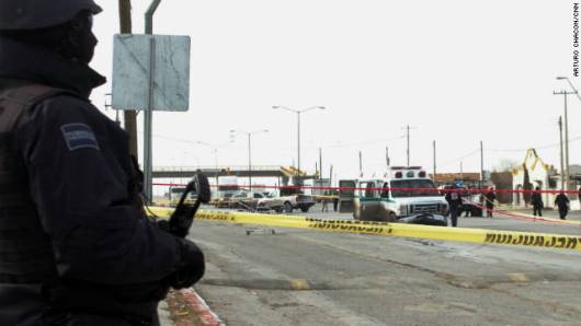 救急車が襲われ、患者ら４人が殺害されたシウダーフアレス市の事件現場