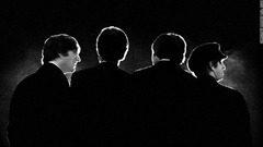 ビートルズの４人を後ろから写した白黒のシルエット写真は６万８５００ドルで落札