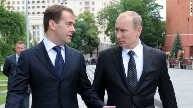 メドベージェフ大統領（左）とプーチン首相