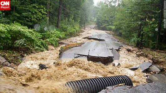 アイリーンによって破壊された道路＝２８日、バーモント州ラトランド
