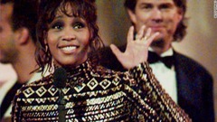 第３６回グラミー賞でファンに手を振るヒューストンさん＝１９９４年３月