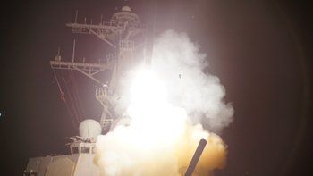 「オデッセイの夜明け」作戦が開始された＝１９日(C)U.S. Navy