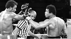 １９７４年、ボクシングの歴史の中でも最も有名な世界王座戦の１つを戦う。アリはジョージ・フォアマンを相手に８ラウンドでＫＯ勝利を収め、この対戦は「キンシャサの奇跡」と呼ばれた