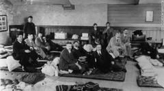 １９１２年５月１日、英イングランド南西部プリマスのミルベイ・ドックに集まる生存者たち