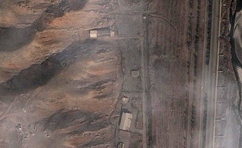 核兵器関連の実験が行われているとみられる軍事施設の衛星写真＝デジタルグローブ提供