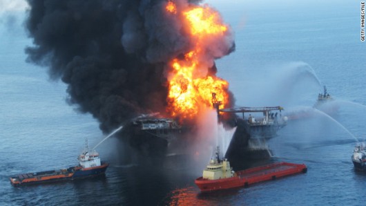 メキシコ湾の原油流出事故で炎上する石油掘削装置。その後沈没した＝２０１０年４月