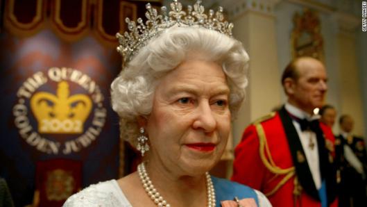 ロンドンでは、エリザベス女王や夫のエディンバラ公など他の王室メンバーとともに展示される予定