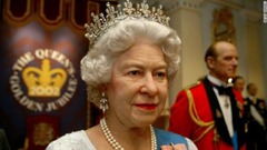 ロンドンでは、エリザベス女王や夫のエディンバラ公など他の王室メンバーとともに展示される予定
