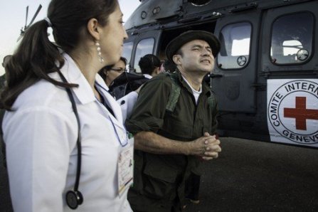 解放された人質ら　(C)Boris Heger/Colombian Red Cross