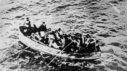 救命ボートの上で救助を待つ沈没事故の生存者たち