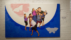 北朝鮮では、金総書記に父親のイメージを重ねた表現も珍しくない。「子煩悩の父と子供たち」という作品では、プロパガンダ画家時代に描いたぽっちゃりとした子どもたちを、鉄道駅などで見かける物乞いの子どもたちに置き換えた