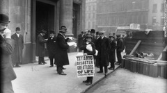 １９１２年４月１６日、ロンドンのホワイト・スター・ライン社前でタイタニック号沈没を報じるイブニングニュース紙を販売する少年